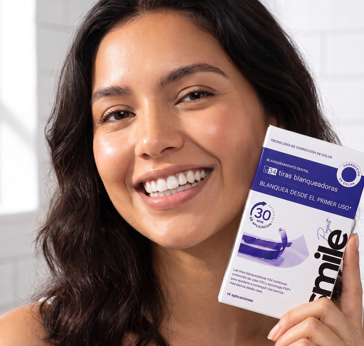 Banner PURPLE STRIPS V34: sonrisa junto a la caja de tiras blanqueadoras
