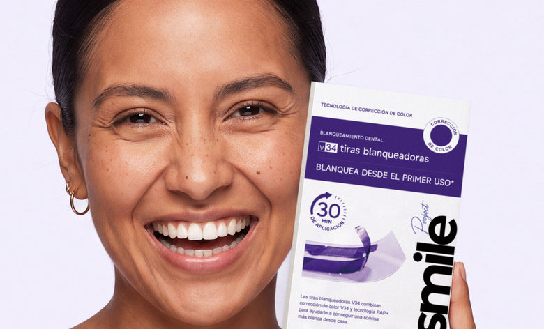 Mujer sonriendo con la caja de PURPLE STRIPS V34